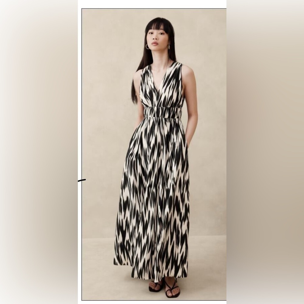 Black and White Patterned Maxi Dress - Picture 1 of 6